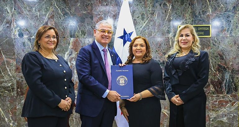 Anel Flores asume como nuevo Contralor General de Panam