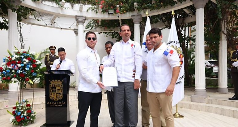 El alcalde Mayer Mizrachi entrega la LLave de la Ciudad a la Asociacin Centinelas del Canal